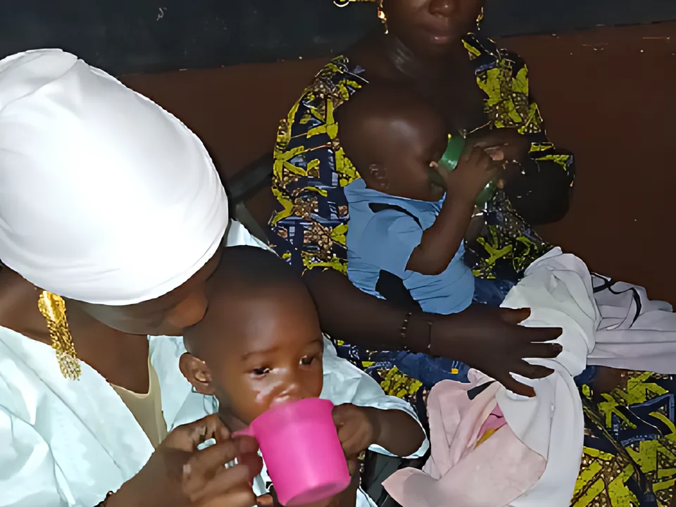 Séance d'alimentation nutritionnelle pour les enfants malnutris